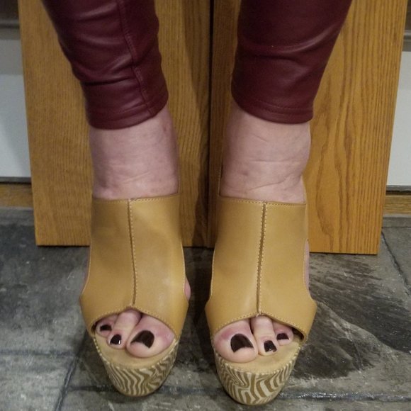 Comfortable Leather Platform Wedge Sandals From Carlos by Carlos Santana - Picture 15 of 16